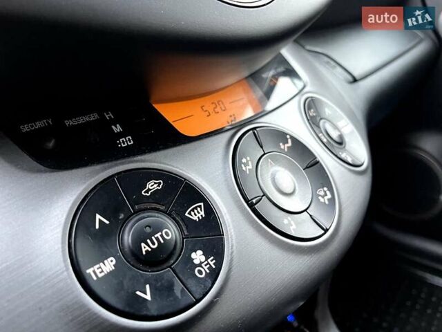 Червоний Тойота РАВ 4, об'ємом двигуна 2 л та пробігом 226 тис. км за 9200 $, фото 2 на Automoto.ua