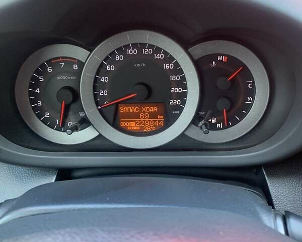 Красный Тойота РАВ 4, объемом двигателя 2 л и пробегом 229 тыс. км за 11200 $, фото 8 на Automoto.ua