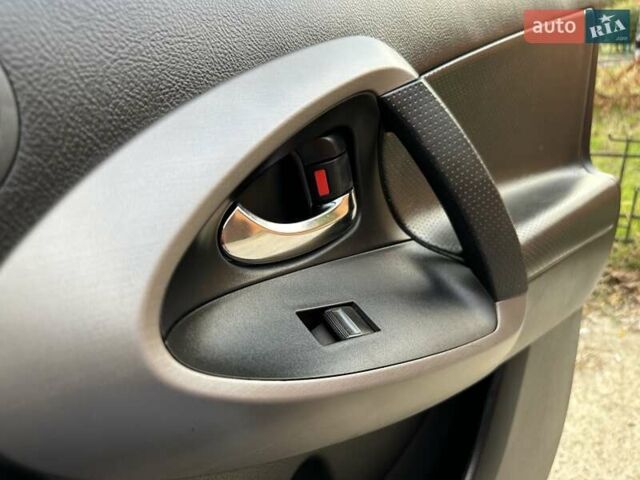 Красный Тойота РАВ 4, объемом двигателя 2.36 л и пробегом 200 тыс. км за 9999 $, фото 92 на Automoto.ua