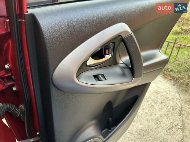 Красный Тойота РАВ 4, объемом двигателя 2.36 л и пробегом 200 тыс. км за 9999 $, фото 94 на Automoto.ua