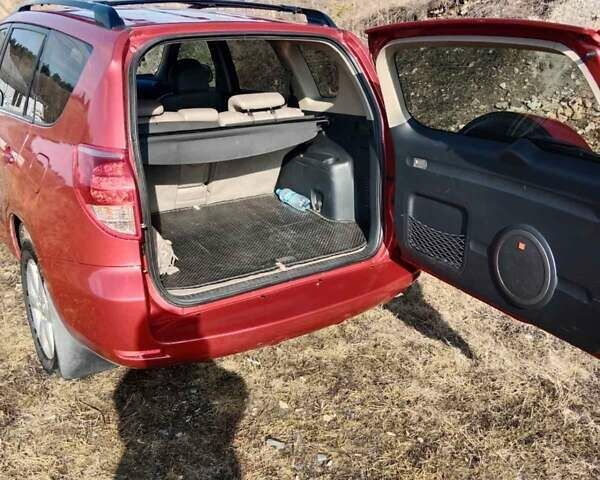 Червоний Тойота РАВ 4, об'ємом двигуна 2.4 л та пробігом 253 тис. км за 10000 $, фото 6 на Automoto.ua