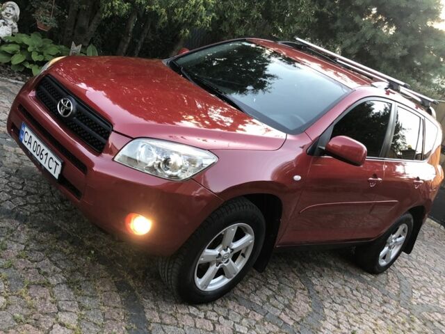 Красный Тойота РАВ 4, объемом двигателя 2 л и пробегом 232 тыс. км за 8999 $, фото 1 на Automoto.ua