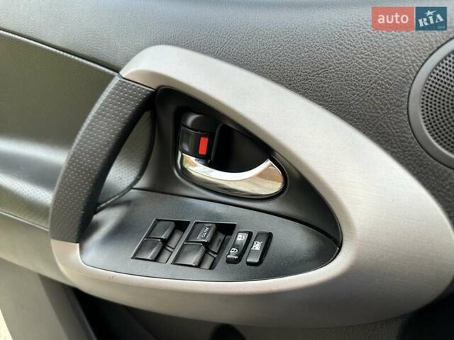 Красный Тойота РАВ 4, объемом двигателя 2.36 л и пробегом 200 тыс. км за 9999 $, фото 64 на Automoto.ua