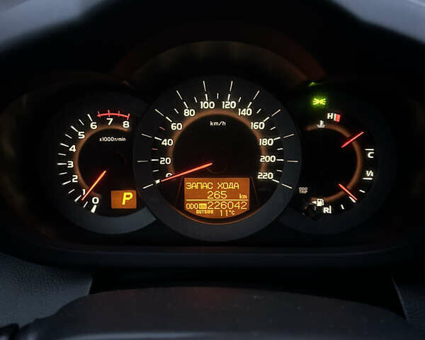 Червоний Тойота РАВ 4, об'ємом двигуна 1.99 л та пробігом 230 тис. км за 14000 $, фото 11 на Automoto.ua