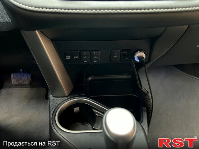 Тойота РАВ 4 2017 у Києві на Automoto.ua Червоний Тойота РАВ 4, об'ємом двигуна 2 л та пробігом 99 тис. км за 20900 $, фото 5 на Automoto.ua