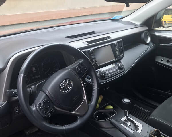 Красный Тойота РАВ 4, объемом двигателя 2.5 л и пробегом 128 тыс. км за 28000 $, фото 2 на Automoto.ua