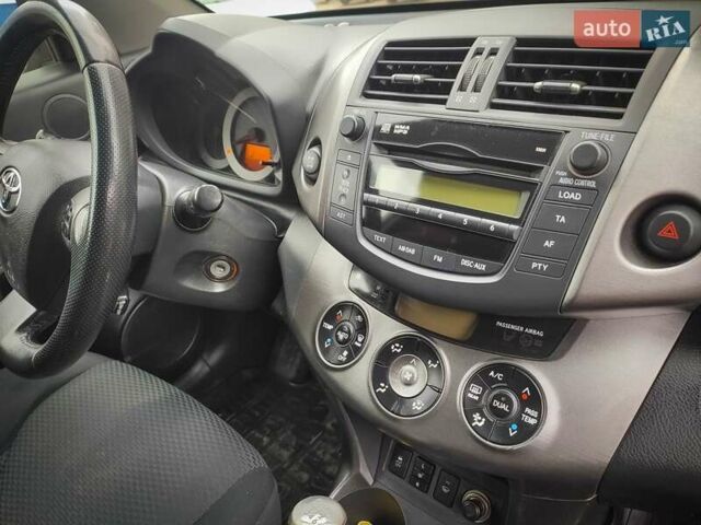 Тойота РАВ 4, об'ємом двигуна 2 л та пробігом 242 тис. км за 10990 $, фото 2 на Automoto.ua