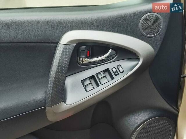 Тойота РАВ 4, об'ємом двигуна 2 л та пробігом 242 тис. км за 10990 $, фото 7 на Automoto.ua