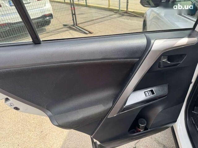 Тойота РАВ 4 2017 у Києві на Automoto.ua Тойота РАВ 4, об'ємом двигуна 0 л та пробігом 180 тис. км за 15990 $, фото 22 на Automoto.ua