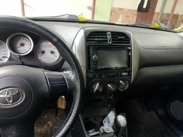 Тойота РАВ 4 2004 в Славянске на Automoto.ua Серый Тойота РАВ 4, объемом двигателя 0 л и пробегом 311 тыс. км за 4000 $, фото 1 на Automoto.ua