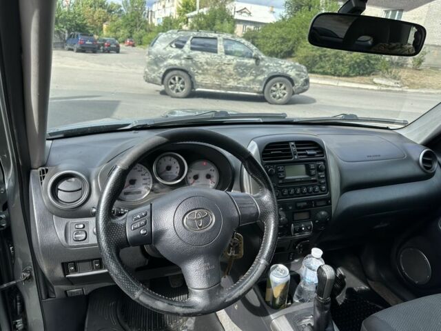 Серый Тойота РАВ 4, объемом двигателя 2 л и пробегом 320 тыс. км за 4000 $, фото 13 на Automoto.ua