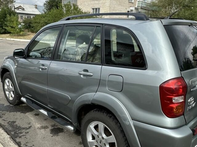 Серый Тойота РАВ 4, объемом двигателя 2 л и пробегом 320 тыс. км за 4000 $, фото 1 на Automoto.ua