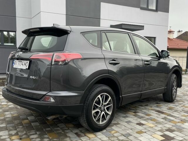 Сірий Тойота РАВ 4, об'ємом двигуна 2 л та пробігом 211 тис. км за 18000 $, фото 1 на Automoto.ua