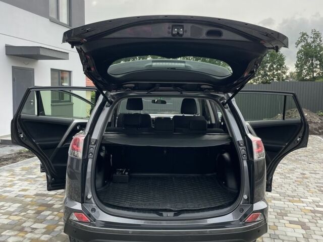 Сірий Тойота РАВ 4, об'ємом двигуна 2 л та пробігом 211 тис. км за 18000 $, фото 5 на Automoto.ua