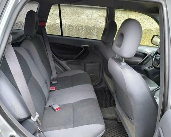 Серый Тойота РАВ 4, объемом двигателя 2 л и пробегом 255 тыс. км за 2150 $, фото 8 на Automoto.ua