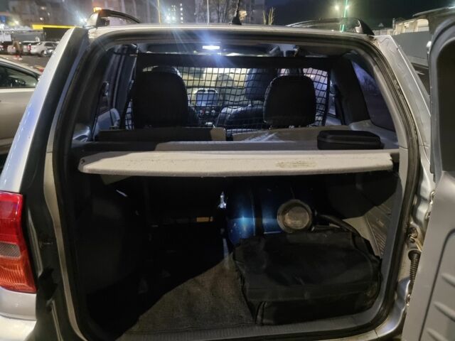 Серый Тойота РАВ 4, объемом двигателя 2 л и пробегом 338 тыс. км за 5700 $, фото 5 на Automoto.ua