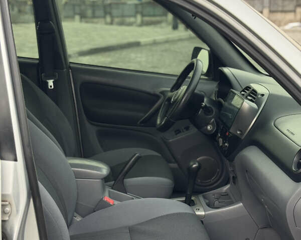 Серый Тойота РАВ 4, объемом двигателя 2 л и пробегом 242 тыс. км за 5499 $, фото 9 на Automoto.ua