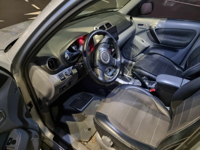 Серый Тойота РАВ 4, объемом двигателя 2 л и пробегом 338 тыс. км за 5700 $, фото 2 на Automoto.ua