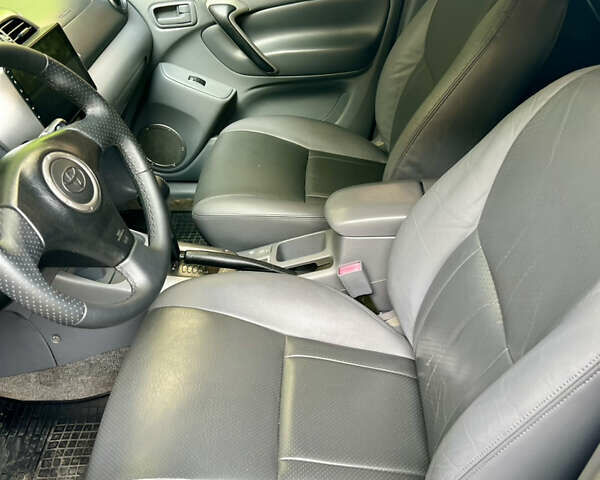 Серый Тойота РАВ 4, объемом двигателя 2 л и пробегом 180 тыс. км за 6300 $, фото 2 на Automoto.ua