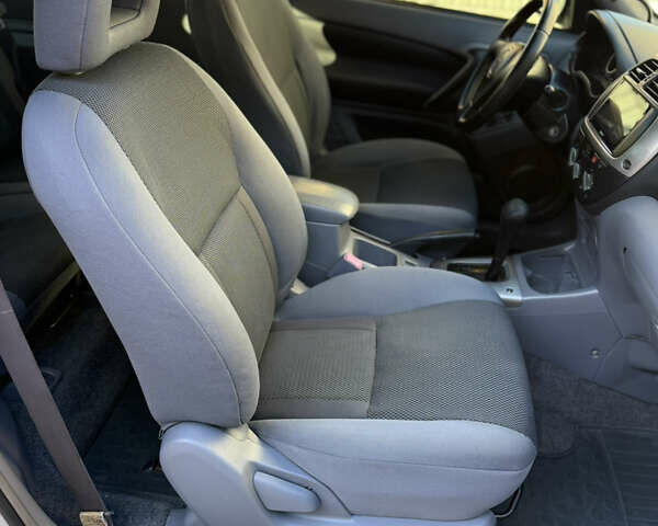 Сірий Тойота РАВ 4, об'ємом двигуна 2 л та пробігом 239 тис. км за 7300 $, фото 20 на Automoto.ua