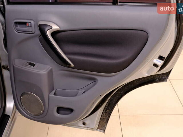 Серый Тойота РАВ 4, объемом двигателя 2 л и пробегом 275 тыс. км за 6900 $, фото 31 на Automoto.ua