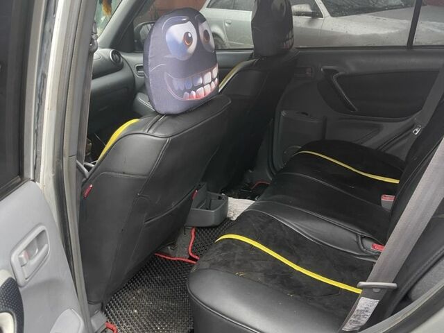 Сірий Тойота РАВ 4, об'ємом двигуна 2 л та пробігом 270 тис. км за 3850 $, фото 4 на Automoto.ua