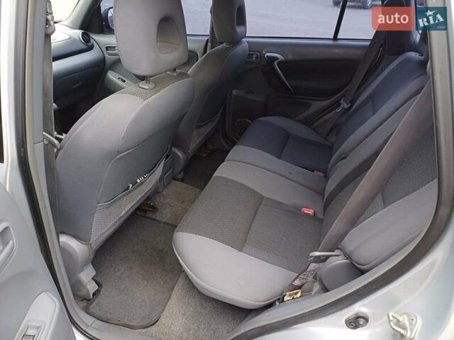 Серый Тойота РАВ 4, объемом двигателя 2 л и пробегом 309 тыс. км за 5400 $, фото 9 на Automoto.ua