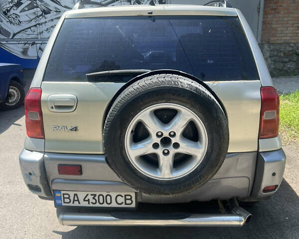 Серый Тойота РАВ 4, объемом двигателя 2 л и пробегом 207 тыс. км за 6900 $, фото 2 на Automoto.ua