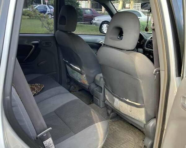 Сірий Тойота РАВ 4, об'ємом двигуна 2 л та пробігом 400 тис. км за 6400 $, фото 4 на Automoto.ua