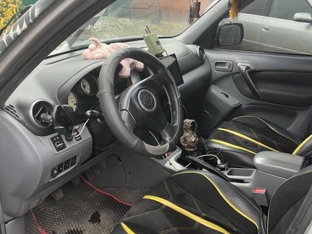 Сірий Тойота РАВ 4, об'ємом двигуна 2 л та пробігом 270 тис. км за 3850 $, фото 3 на Automoto.ua