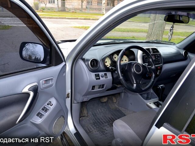 Сірий Тойота РАВ 4, об'ємом двигуна 2 л та пробігом 206 тис. км за 8499 $, фото 8 на Automoto.ua