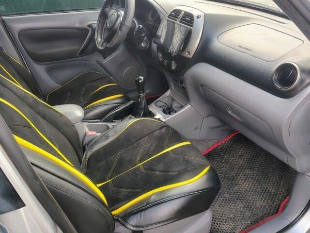 Серый Тойота РАВ 4, объемом двигателя 2 л и пробегом 290 тыс. км за 3050 $, фото 4 на Automoto.ua