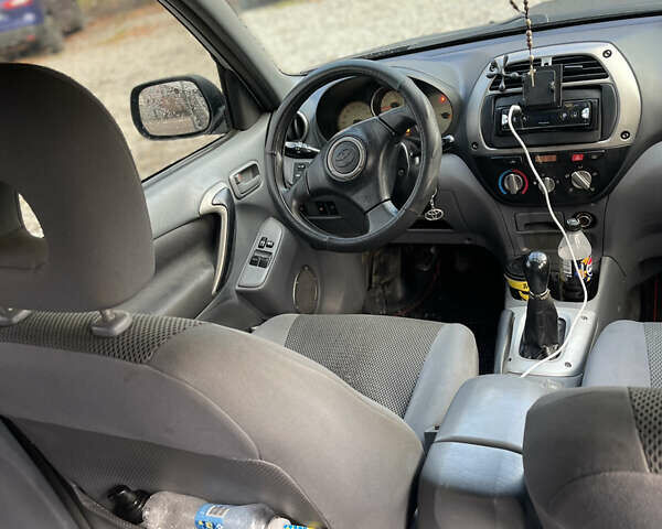 Серый Тойота РАВ 4, объемом двигателя 2 л и пробегом 400 тыс. км за 5100 $, фото 3 на Automoto.ua
