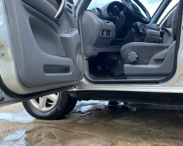 Сірий Тойота РАВ 4, об'ємом двигуна 2 л та пробігом 400 тис. км за 5700 $, фото 8 на Automoto.ua