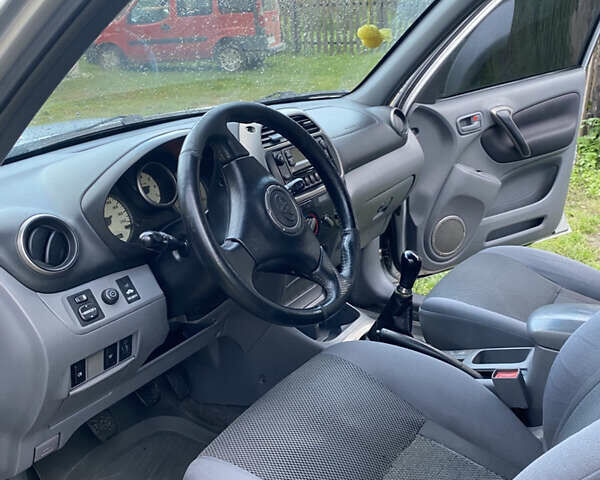 Сірий Тойота РАВ 4, об'ємом двигуна 2 л та пробігом 400 тис. км за 5700 $, фото 17 на Automoto.ua