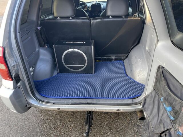 Серый Тойота РАВ 4, объемом двигателя 2 л и пробегом 244 тыс. км за 3650 $, фото 4 на Automoto.ua