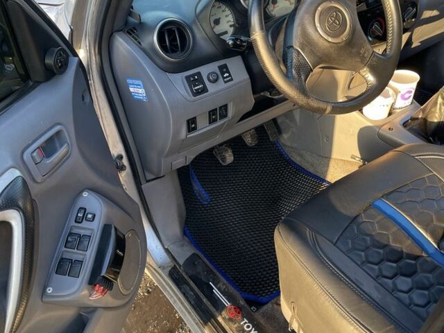 Серый Тойота РАВ 4, объемом двигателя 2 л и пробегом 244 тыс. км за 3650 $, фото 6 на Automoto.ua