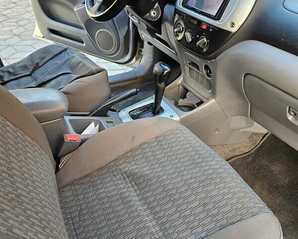 Серый Тойота РАВ 4, объемом двигателя 2 л и пробегом 420 тыс. км за 6500 $, фото 12 на Automoto.ua