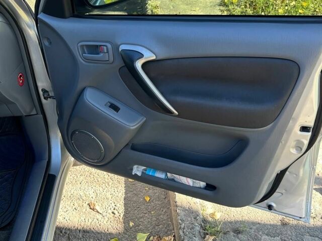 Серый Тойота РАВ 4, объемом двигателя 2 л и пробегом 198 тыс. км за 7000 $, фото 13 на Automoto.ua