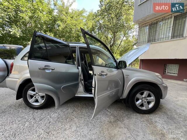 Серый Тойота РАВ 4, объемом двигателя 2 л и пробегом 153 тыс. км за 7200 $, фото 4 на Automoto.ua