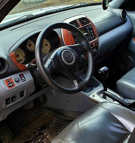 Серый Тойота РАВ 4, объемом двигателя 2 л и пробегом 230 тыс. км за 5850 $, фото 5 на Automoto.ua