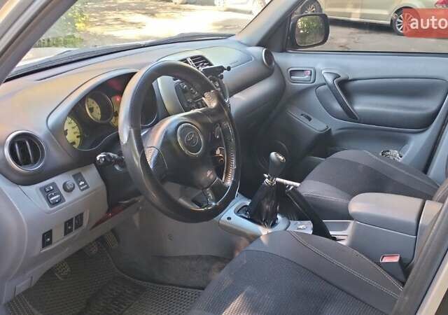 Серый Тойота РАВ 4, объемом двигателя 2 л и пробегом 362 тыс. км за 7400 $, фото 8 на Automoto.ua
