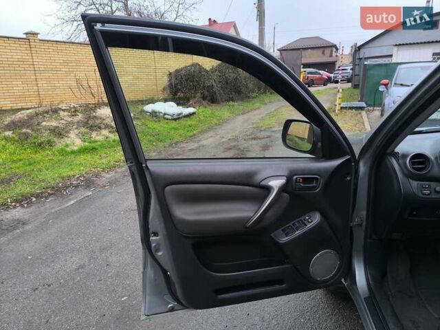 Серый Тойота РАВ 4, объемом двигателя 2 л и пробегом 130 тыс. км за 6800 $, фото 13 на Automoto.ua