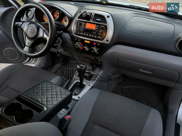 Сірий Тойота РАВ 4, об'ємом двигуна 2 л та пробігом 198 тис. км за 6999 $, фото 27 на Automoto.ua