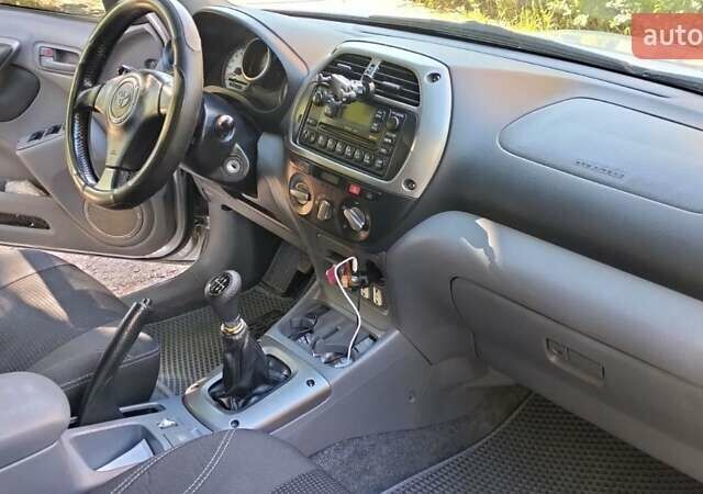 Серый Тойота РАВ 4, объемом двигателя 2 л и пробегом 362 тыс. км за 7400 $, фото 3 на Automoto.ua