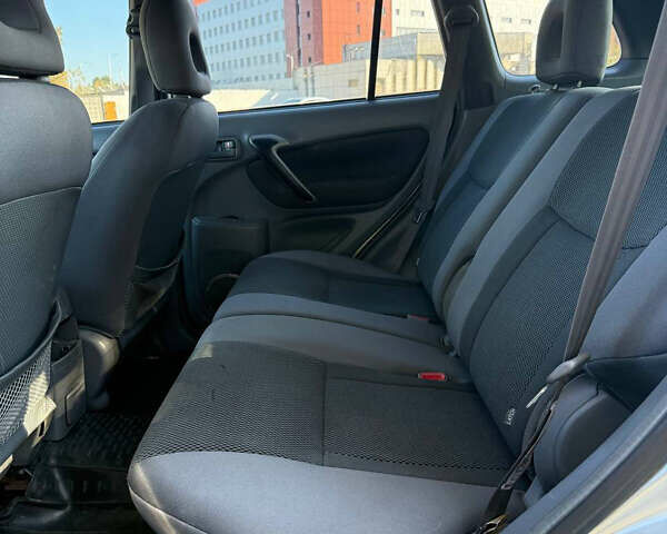 Сірий Тойота РАВ 4, об'ємом двигуна 2 л та пробігом 219 тис. км за 4600 $, фото 5 на Automoto.ua