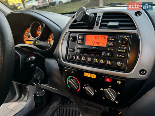 Сірий Тойота РАВ 4, об'ємом двигуна 2 л та пробігом 198 тис. км за 6999 $, фото 9 на Automoto.ua