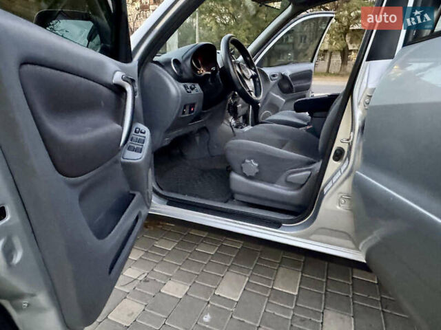 Сірий Тойота РАВ 4, об'ємом двигуна 2 л та пробігом 198 тис. км за 6999 $, фото 32 на Automoto.ua