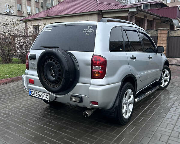 Серый Тойота РАВ 4, объемом двигателя 2 л и пробегом 250 тыс. км за 6200 $, фото 1 на Automoto.ua