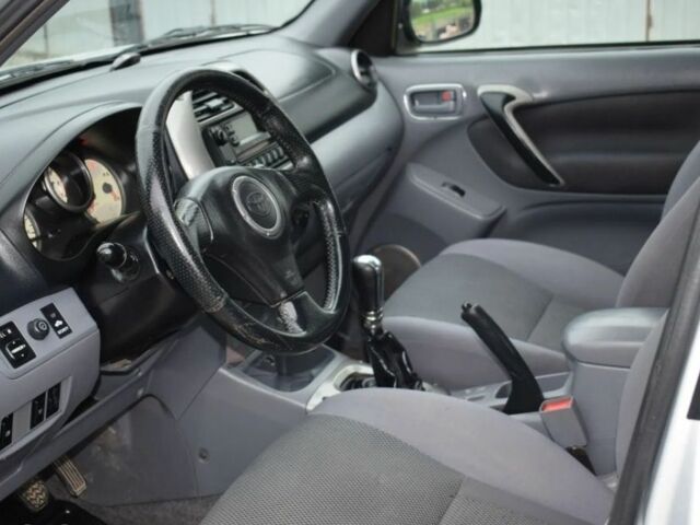 Сірий Тойота РАВ 4, об'ємом двигуна 2 л та пробігом 250 тис. км за 2001 $, фото 6 на Automoto.ua